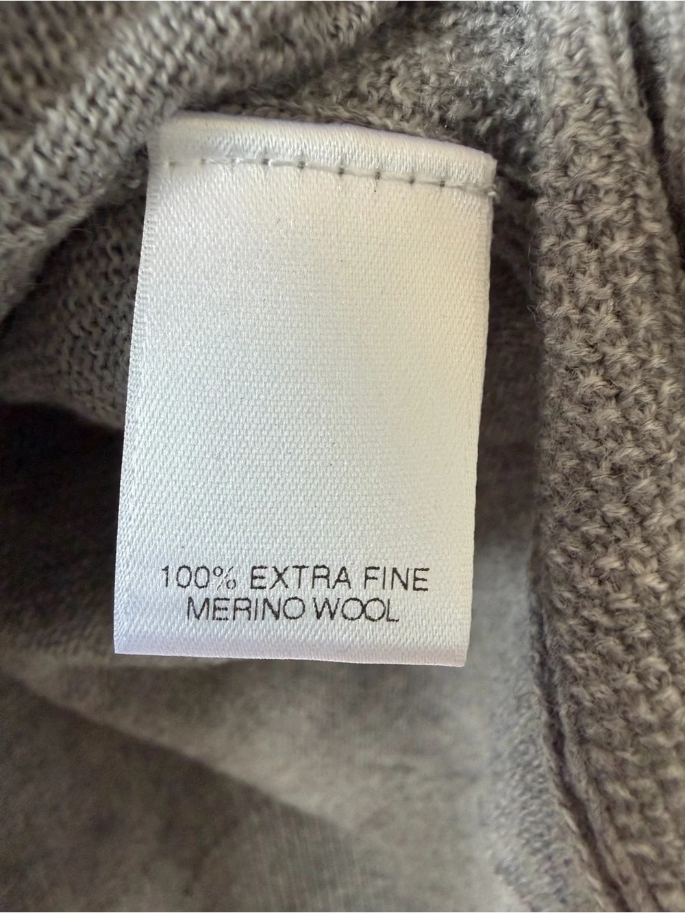 Turnbury Light Gray V-Neck Cable Knit Sweater 100% Extra Fine Wool‎